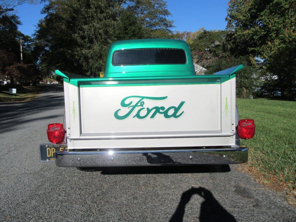Street rod 1953 Ford F100 custom